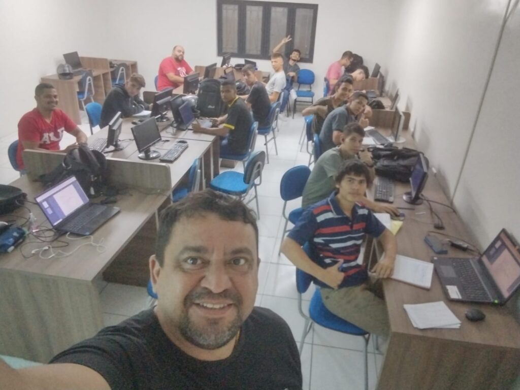 Aula de lógica de programação no laboratório do curso de Sistemas de Informação da Fatepi!