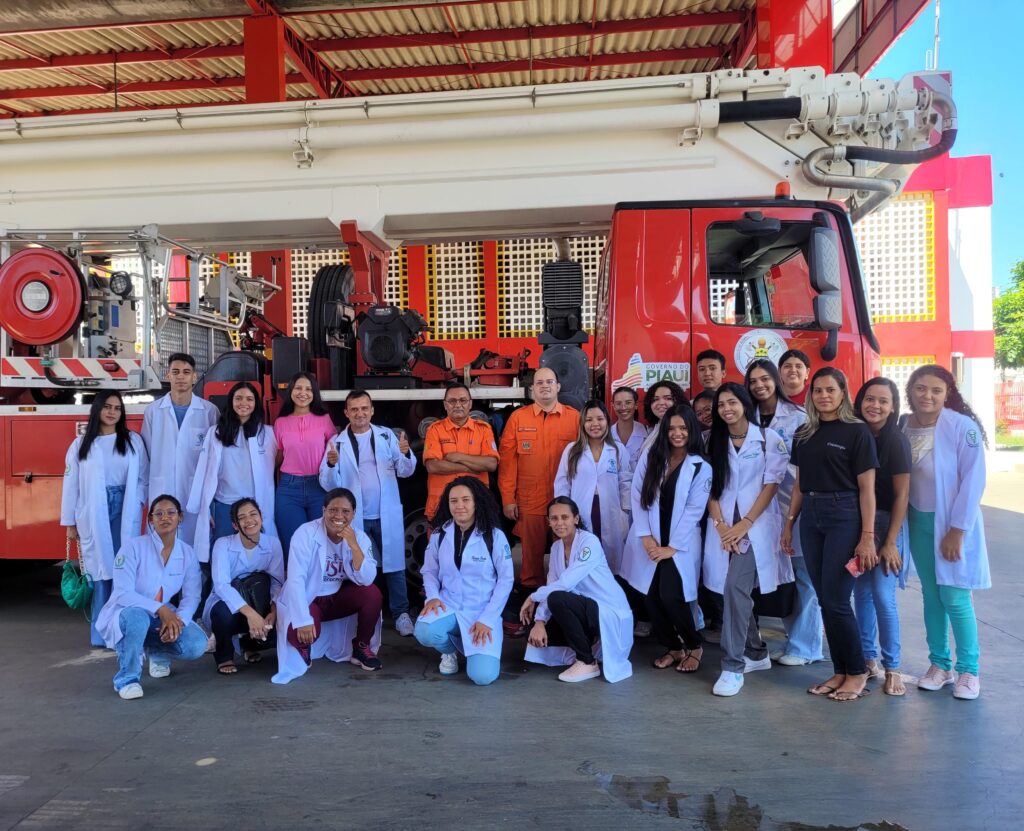 Alunos de Fisioterapia visitam Corpo de Bombeiros Militar do Estado do Piauí