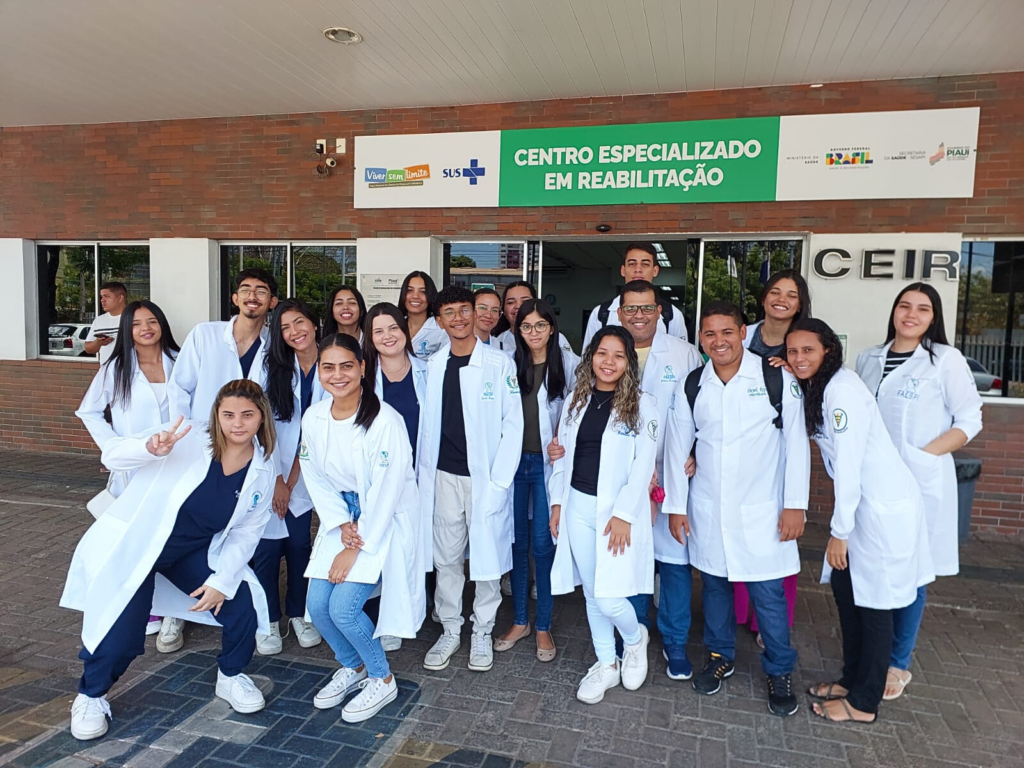 Alunos de Fisioterapia visitam o CEIR para aprofundamento em Fisioterapia Aquática