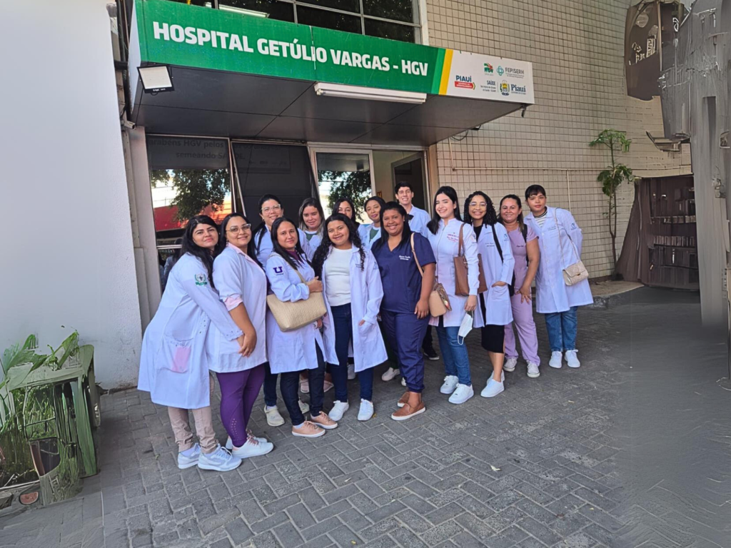 Visita técnica ao Hospital Getúlio Vargas aproxima alunos de Enfermagem do campo hospitalar